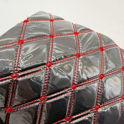 맞춤형 쿼티드 된 PVC 가죽 자동차 발자국 4.6mm 얇은 폼 패딩 튼튼한 맞춤형 엠브로이더 된 자동차 좌석 소파 가방