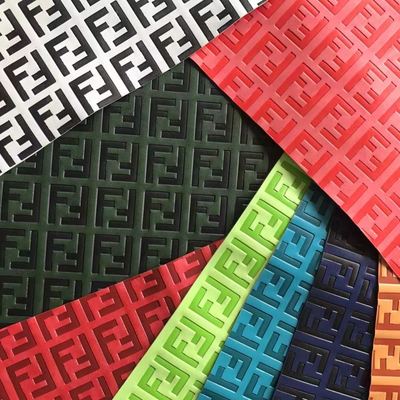 신발 가방 테이블 매트 인조 가죽 직물을 위한 PU 비닐 패션 컬러 체인지 엠보싱 합성 가죽 맞춤 제작